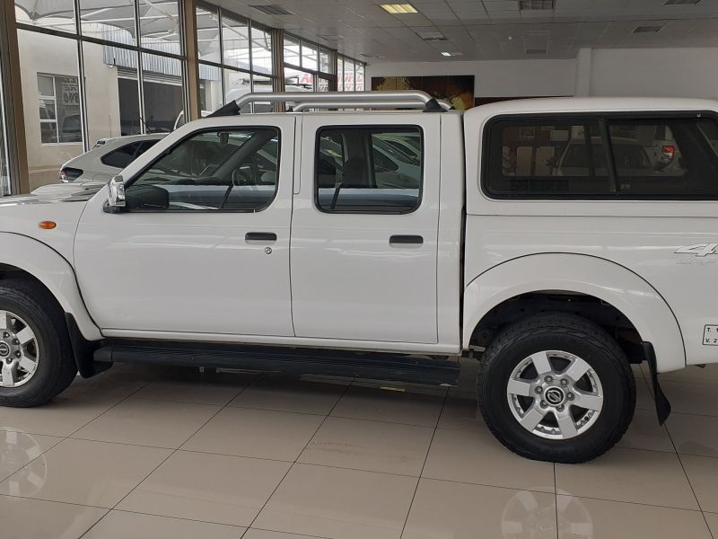 Nissan Np300 2.5Tdi D/C 4x4 in Namibia