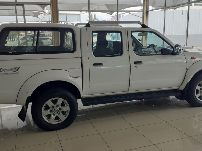 Nissan Np300 2.5Tdi D/C 4x4 in Namibia