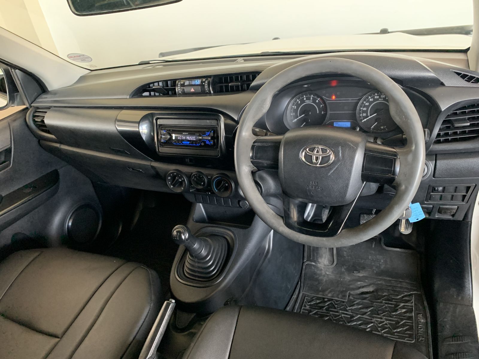 Toyota Hilux 2.0 VVTI A/C S/C LWB in Namibia