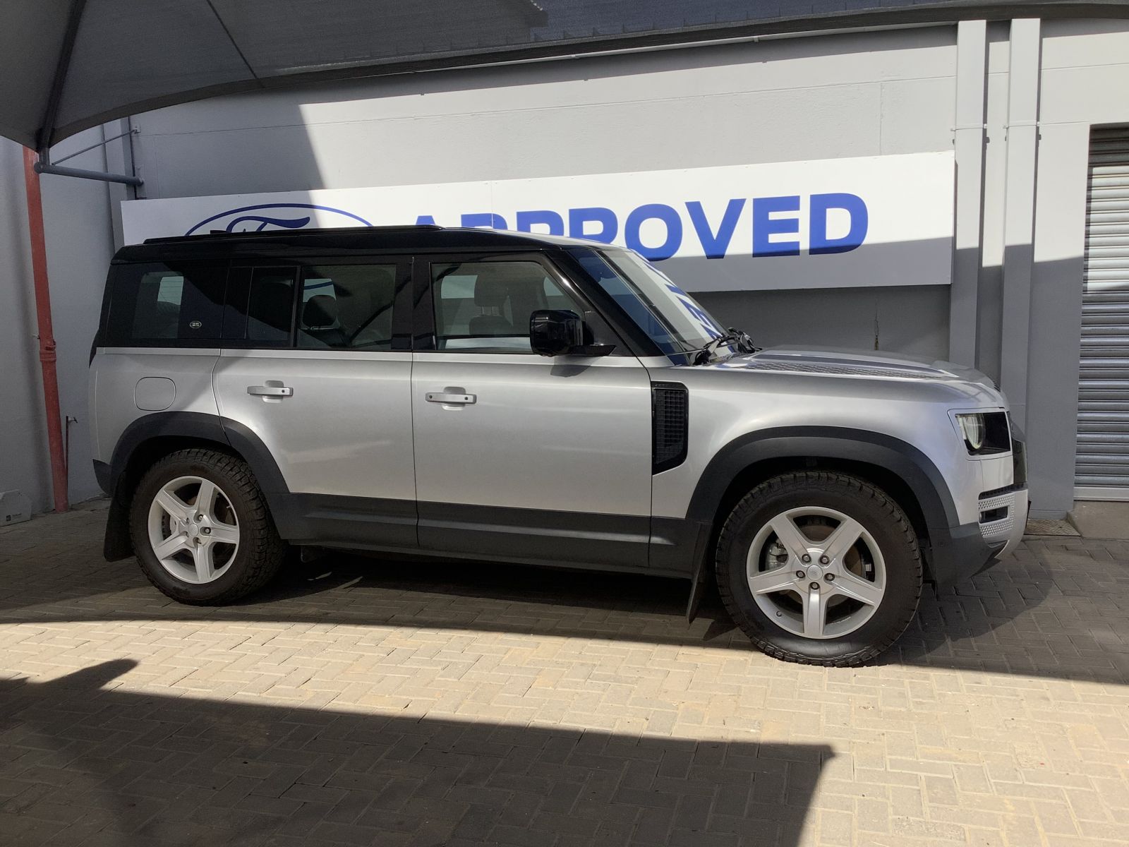 Land Rover DEFENDER 110 D240 Se in Namibia