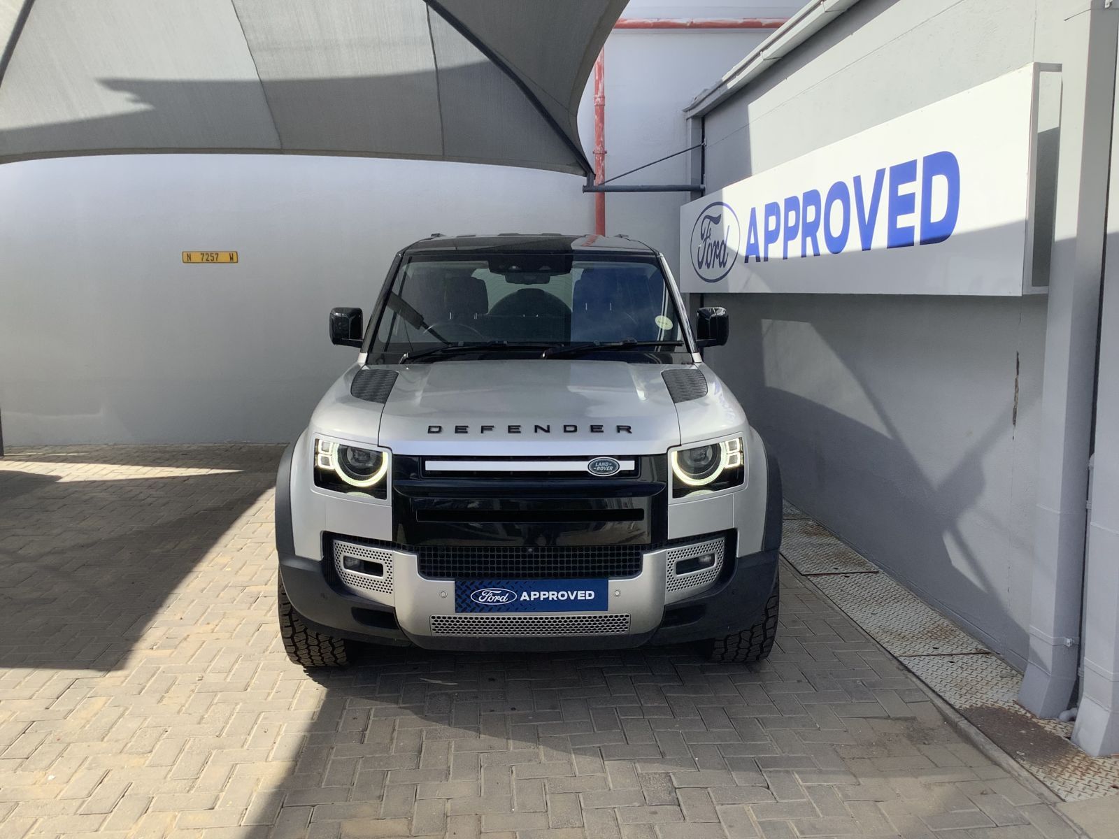 Land Rover DEFENDER 110 D240 Se in Namibia