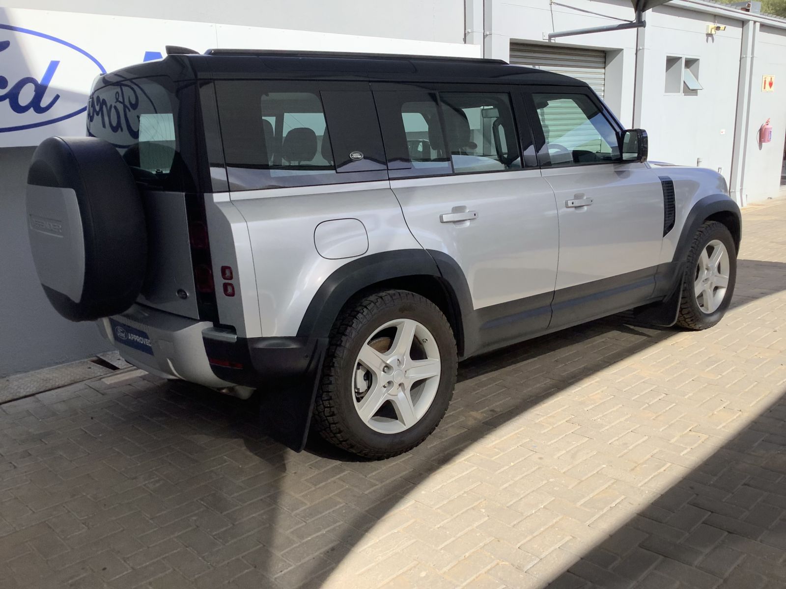 Land Rover DEFENDER 110 D240 Se in Namibia