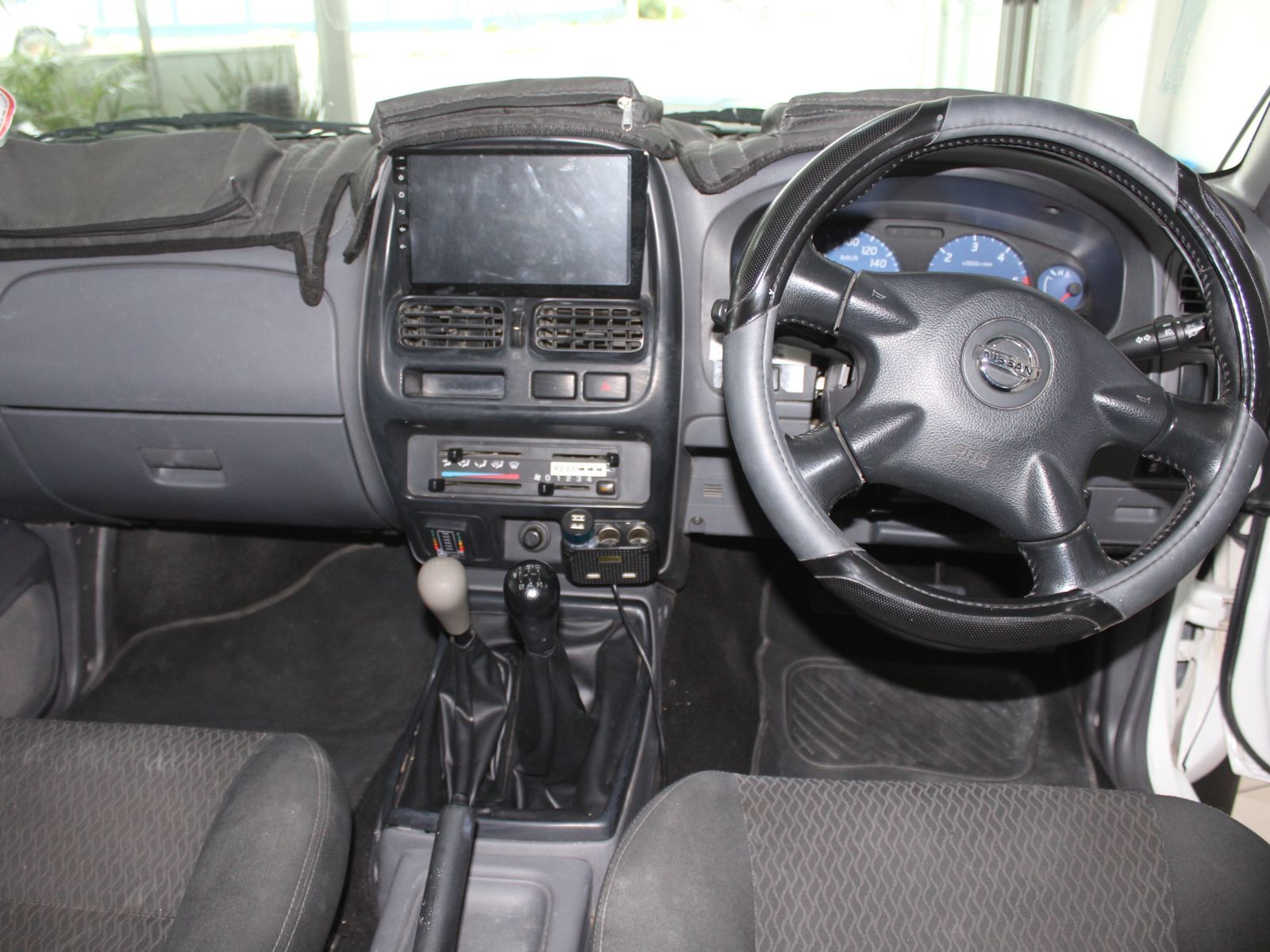 Nissan NP300 2.5 TDI D cab 4x4 in Namibia