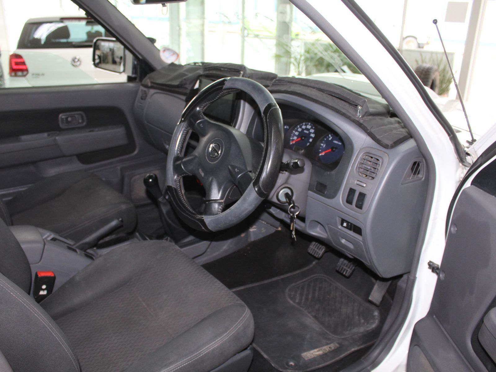 Nissan NP300 2.5 TDI D cab 4x4 in Namibia