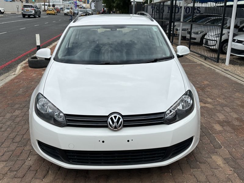 2013 Volkswagen Golf photo 2